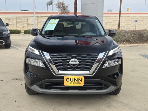 Used 2023 Nissan Rogue SV image 2