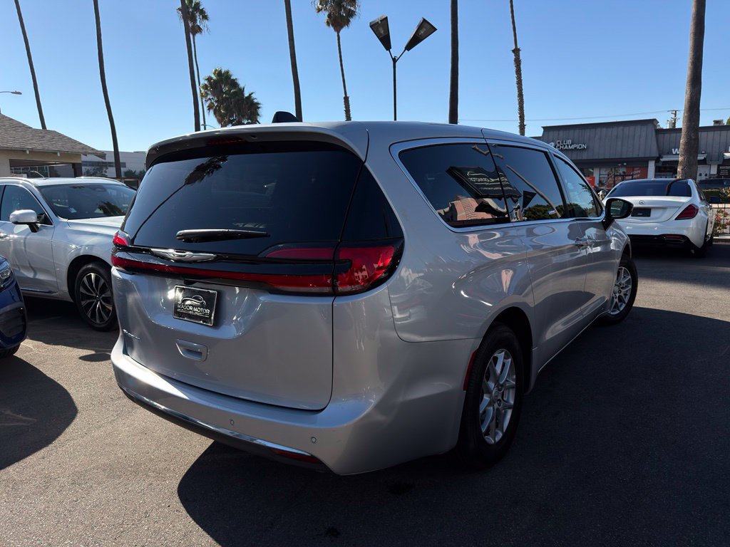 Used 2026 Chrysler Pacifica Select FWD image 4