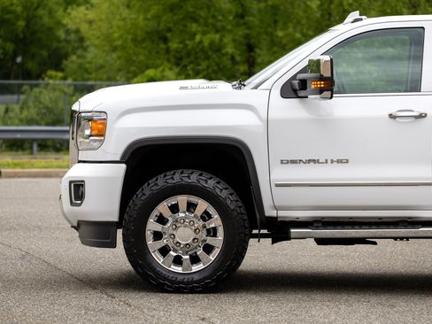 Used 2017 GMC Sierra 2500 Denali w/ Duramax Plus Package AWD/4WD image 7