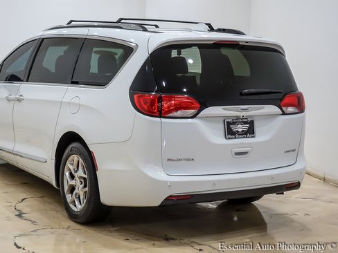 Used 2018 Chrysler Pacifica Limited image 9