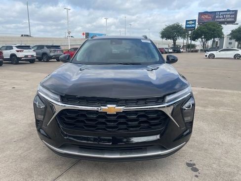 Used 2025 Chevrolet Trax LT FWD image 2