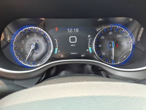 Used 2022 Chrysler Pacifica Touring-L FWD image 16