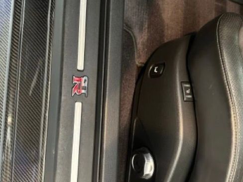 Used 2014 Nissan GT-R Premium image 13