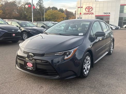 Used 2025 Toyota Corolla LE image 3