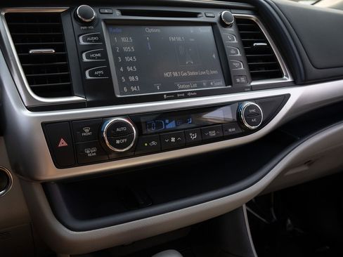 Used 2019 Toyota Highlander XLE image 27