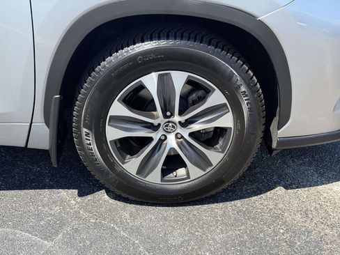 Used 2021 Toyota Highlander XLE AWD/4WD image 25
