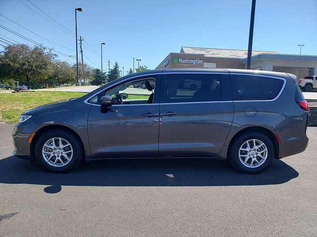 Used 2023 Chrysler Pacifica Touring-L FWD image 3