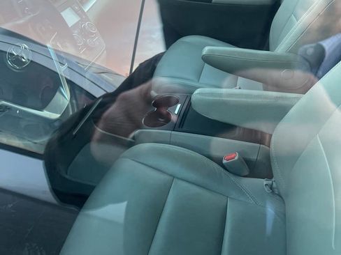 Used 2018 Toyota Sienna LE image 3