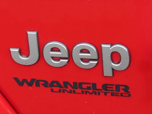 Used 2018 Jeep Wrangler Unlimited Sahara w/ Uconnect 4C Nav & Sound Group AWD/4WD image 10