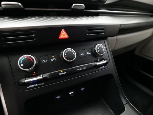 Certified 2024 Kia Carnival LX image 21