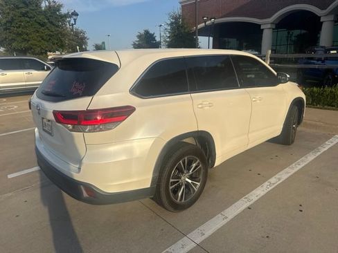 Used 2018 Toyota Highlander LE FWD image 3