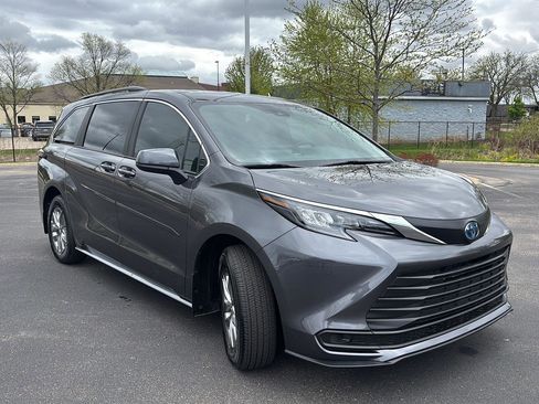 Used 2025 Toyota Sienna LE AWD/4WD image 18