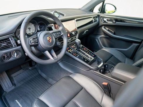 New 2025 Porsche Macan S image 4