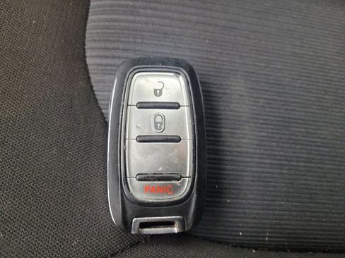 Used 2020 Chrysler Voyager L image 32