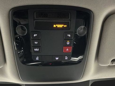 Used 2025 Kia Carnival FWD image 32