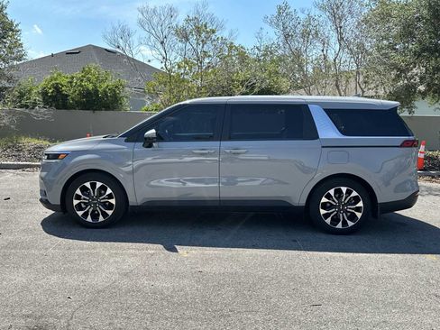 Used 2022 Kia Carnival EX FWD image 3