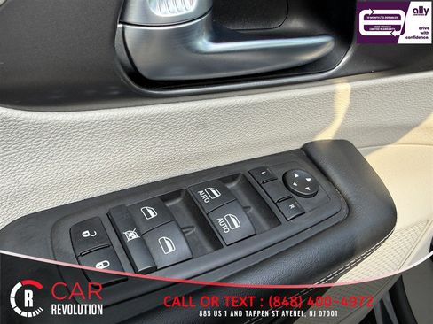Used 2024 Chrysler Pacifica Limited FWD image 34