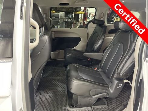 Certified 2024 Chrysler Pacifica Touring-L image 21