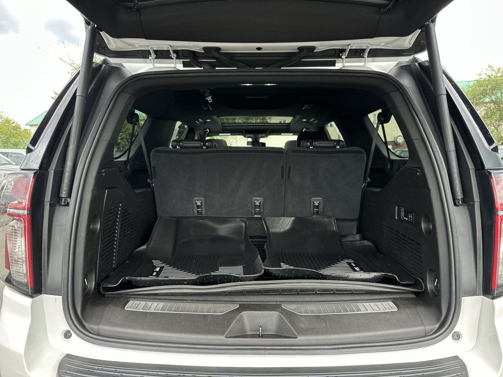 Used 2021 Chevrolet Suburban Z71 w/ Luxury Package AWD/4WD image 28