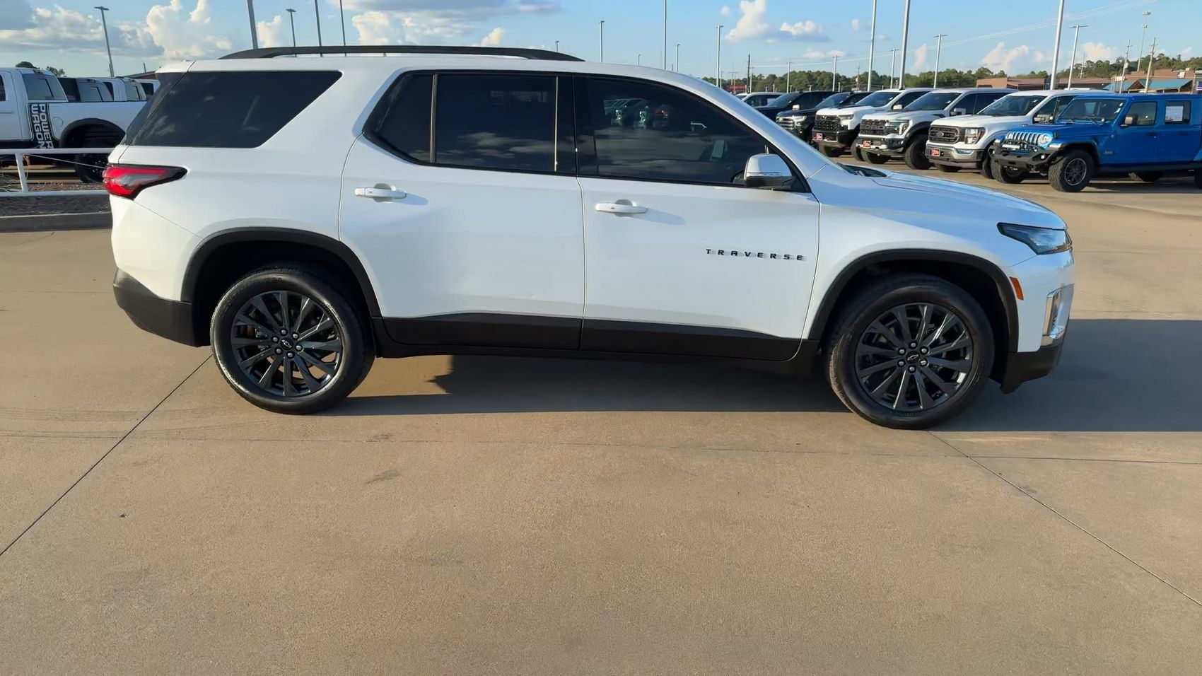 Used 2023 Chevrolet Traverse RS FWD image 2