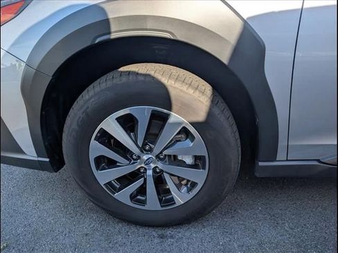 Used 2025 Subaru Outback Premium AWD/4WD image 4