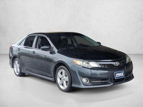 Used 2014 Toyota Camry SE image 3