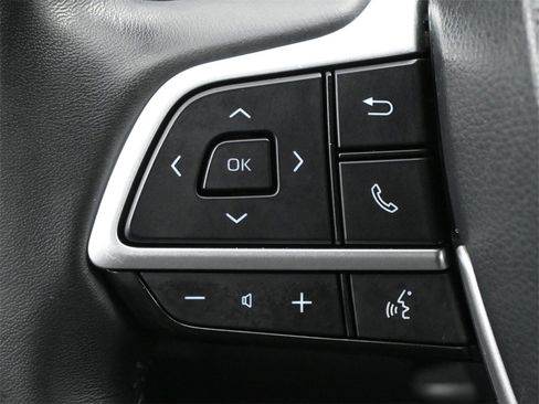 Used 2023 Toyota Highlander XLE image 6