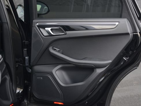 Certified 2018 Porsche Macan image 34