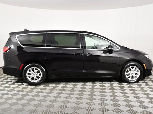 Used 2024 Chrysler Pacifica Touring-L FWD image 5