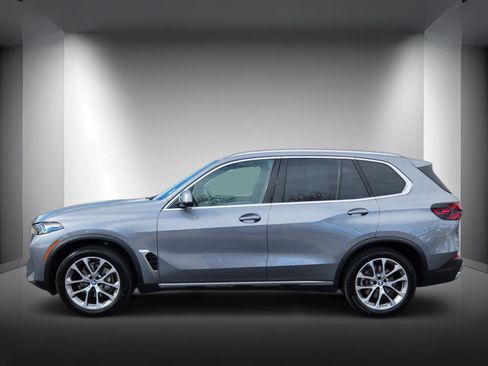 Used 2025 BMW X5 xDrive40i w/ Executive Package image 2