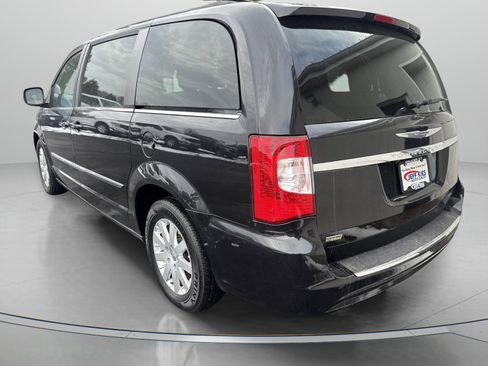 Used 2016 Chrysler Town & Country Touring image 7