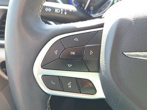 Used 2023 Chrysler Pacifica Touring-L image 41