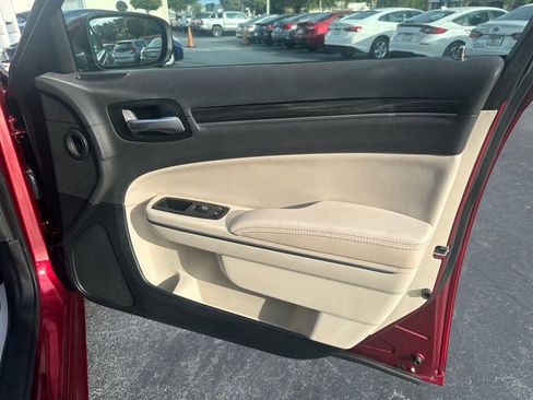 Used 2018 Chrysler 300 Touring L image 27