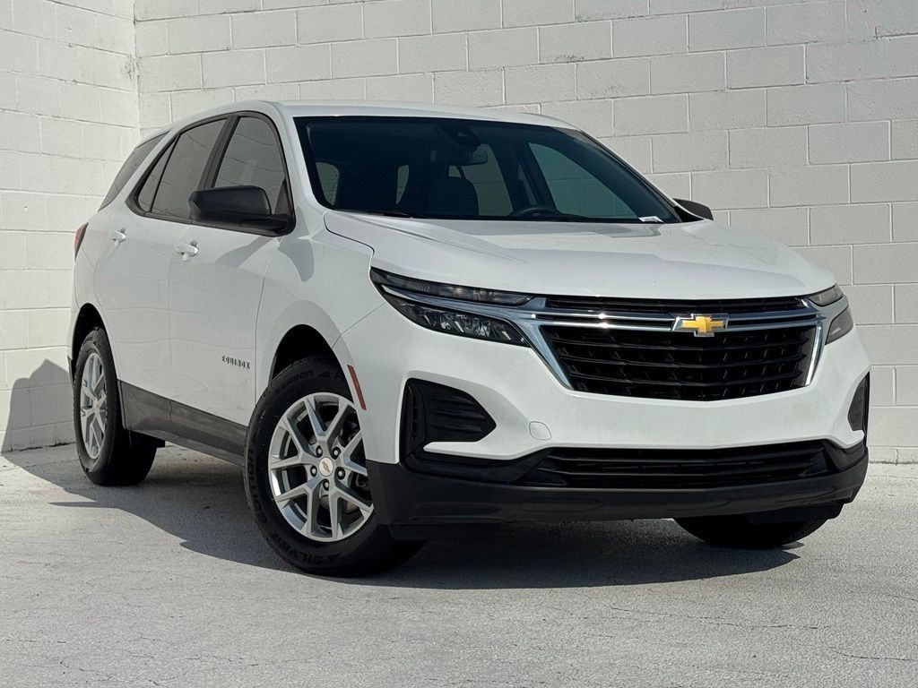 Used 2023 Chevrolet Equinox LS w/ LS Convenience Package FWD image 2
