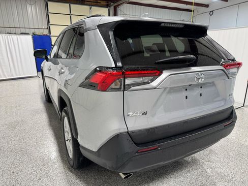 Used 2021 Toyota RAV4 XLE w/ Convenience Package image 7