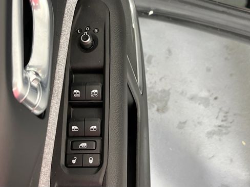 Used 2023 Jeep Compass Latitude w/ Sun and Sound Group AWD/4WD image 17