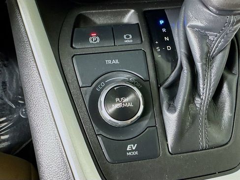 Used 2023 Toyota RAV4 LE AWD/4WD image 15