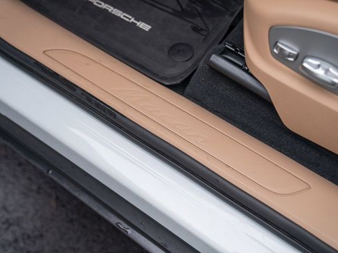 Used 2025 Porsche Macan image 12