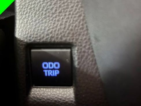 Used 2021 Toyota Venza LE AWD/4WD image 16