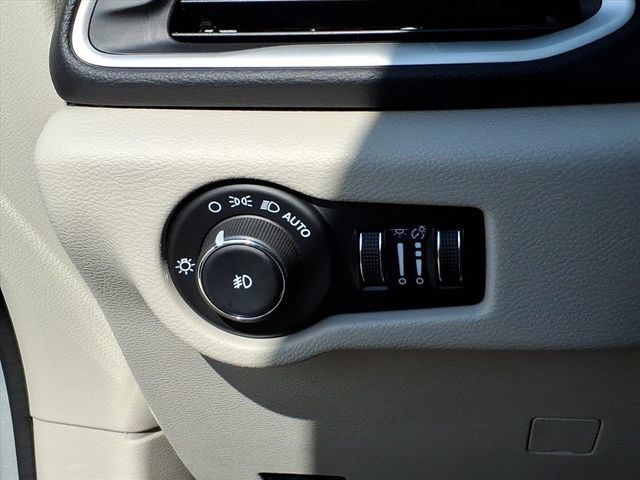 Used 2024 Chrysler Pacifica Touring-L FWD image 17