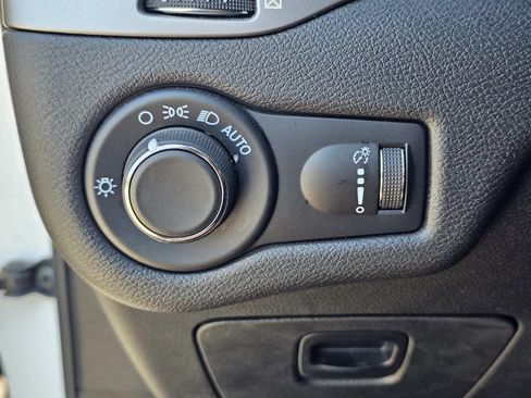 Used 2021 Jeep Cherokee Latitude FWD image 24