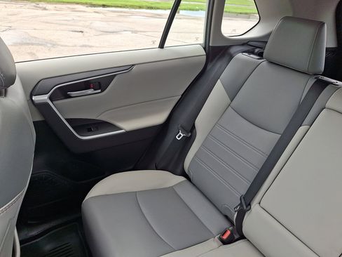 Used 2019 Toyota RAV4 XLE Premium w/ Cold Weather Package AWD/4WD image 18