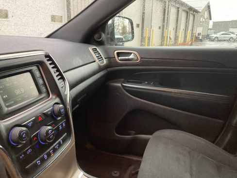 Used 2017 Jeep Grand Cherokee Laredo w/ Quick Order Package 23E image 16