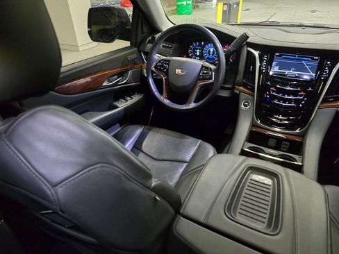 Used 2019 Cadillac Escalade Luxury AWD/4WD image 39