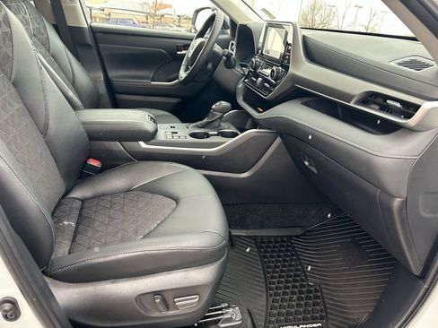 Used 2025 Toyota Highlander XLE image 31