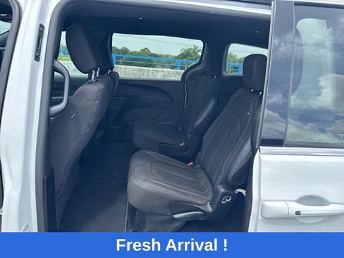 Used 2024 Chrysler Pacifica Touring FWD image 3