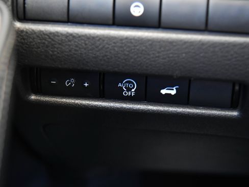 Used 2025 Nissan Rogue SV FWD image 32