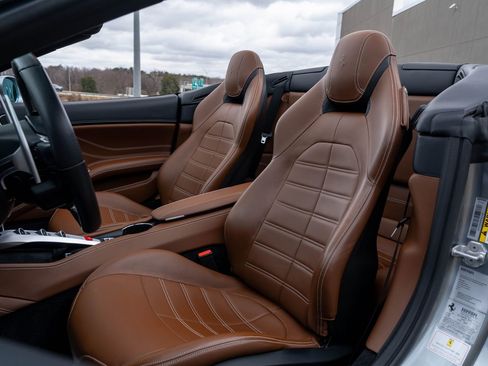 Used 2017 Ferrari California T image 32