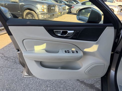 Used 2020 Volvo S60 T5 Momentum image 10