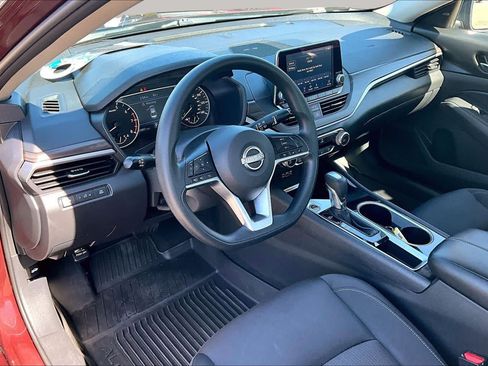 Used 2024 Nissan Altima 2.5 SV FWD image 17